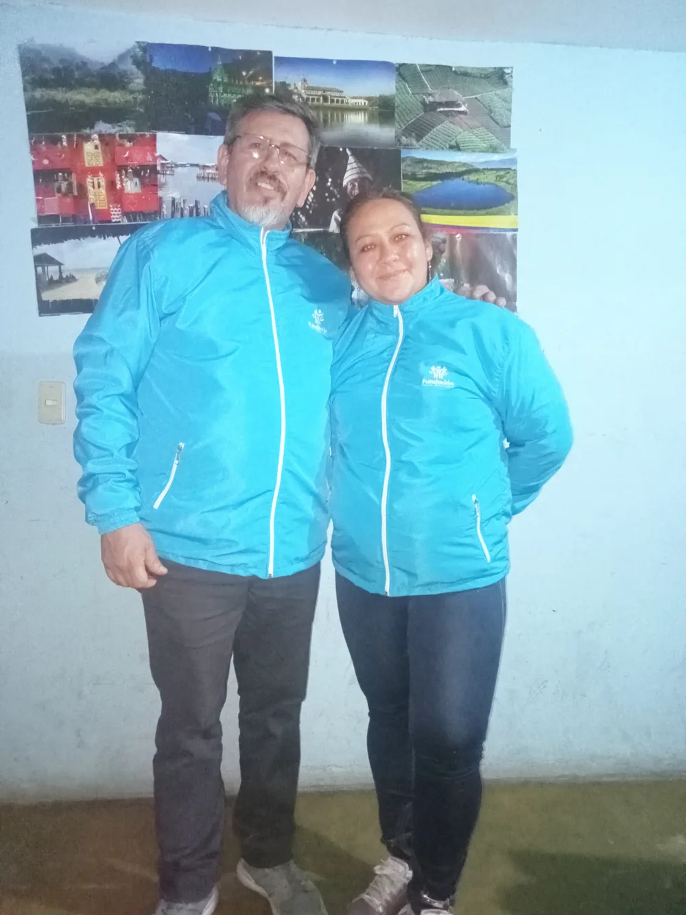 Dos integrantes de la fundación con las chaquetas azul cian institucionales, en la sede donde se organizan las actividades.